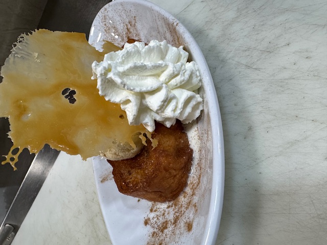 Torrija templada y helado vainilla sobre crema de mascarpone